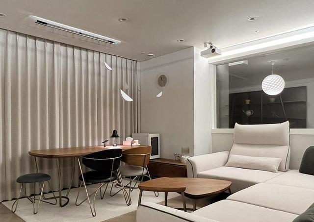 一看装修就花了心思！拆掉半面墙，客厅显大2倍，家具虽少很清爽