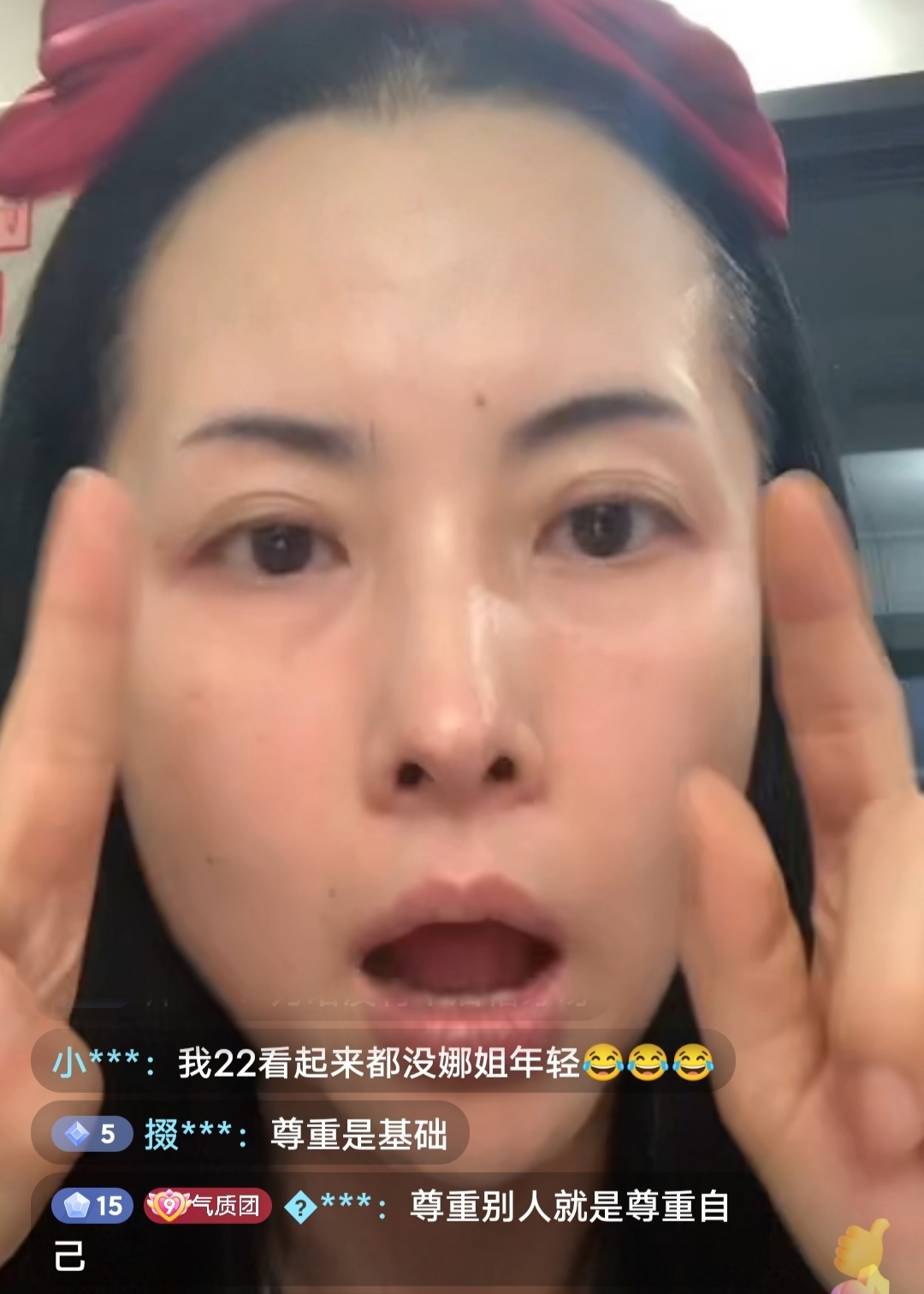 杨明娜|45岁杨明娜真的老了,素颜直播皮肤松弛一脸皱纹,网友:太真实