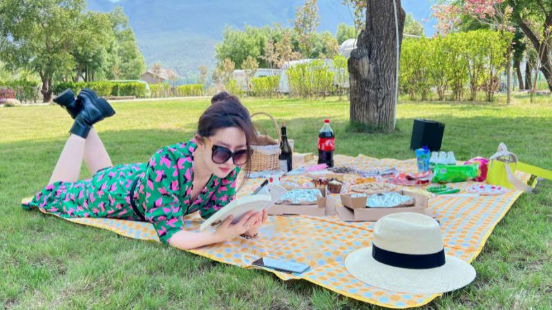 刘亦菲|35岁刘亦菲晒户外野餐照，穿绿色长裙尽显优雅，趴草地上惬意自在