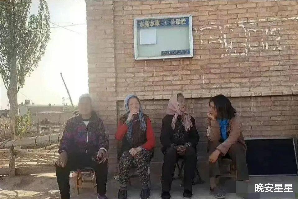 海清|海清跟农村妇女坐一起，皮肤化再黑穿再烂，坐姿拘谨看得出是装的