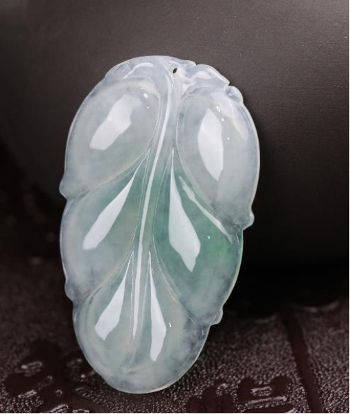 翡翠|这块翡翠长得像腹肌，你猜是什么？