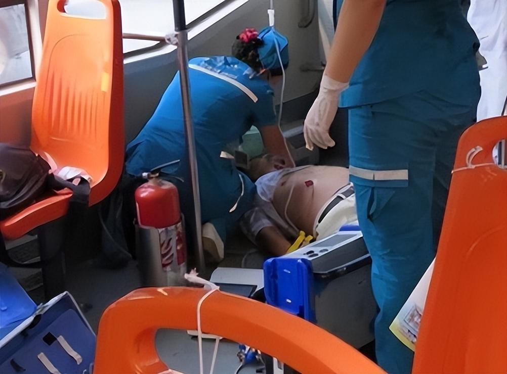 案例：老人连抽不让座小伙4个巴掌后猝死，家属索赔50万，法院判了