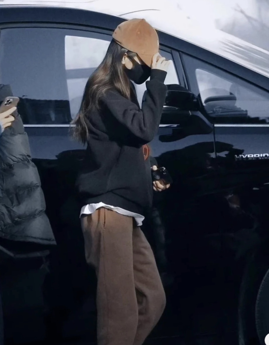 Angelababy|网友偶遇Angelababy带儿子买衣服，夸她漂亮，5岁小海绵头发浓密