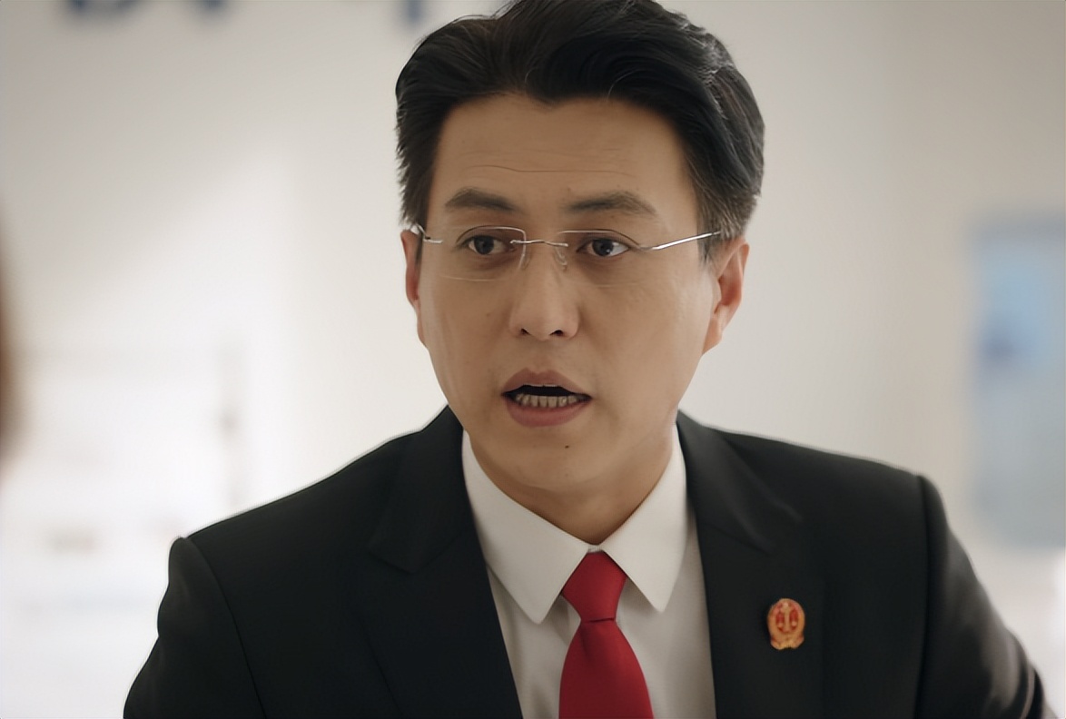 靳东|靳东又甩出王炸剧，才播2集，收视口碑齐飞，老戏骨演技惊艳四座