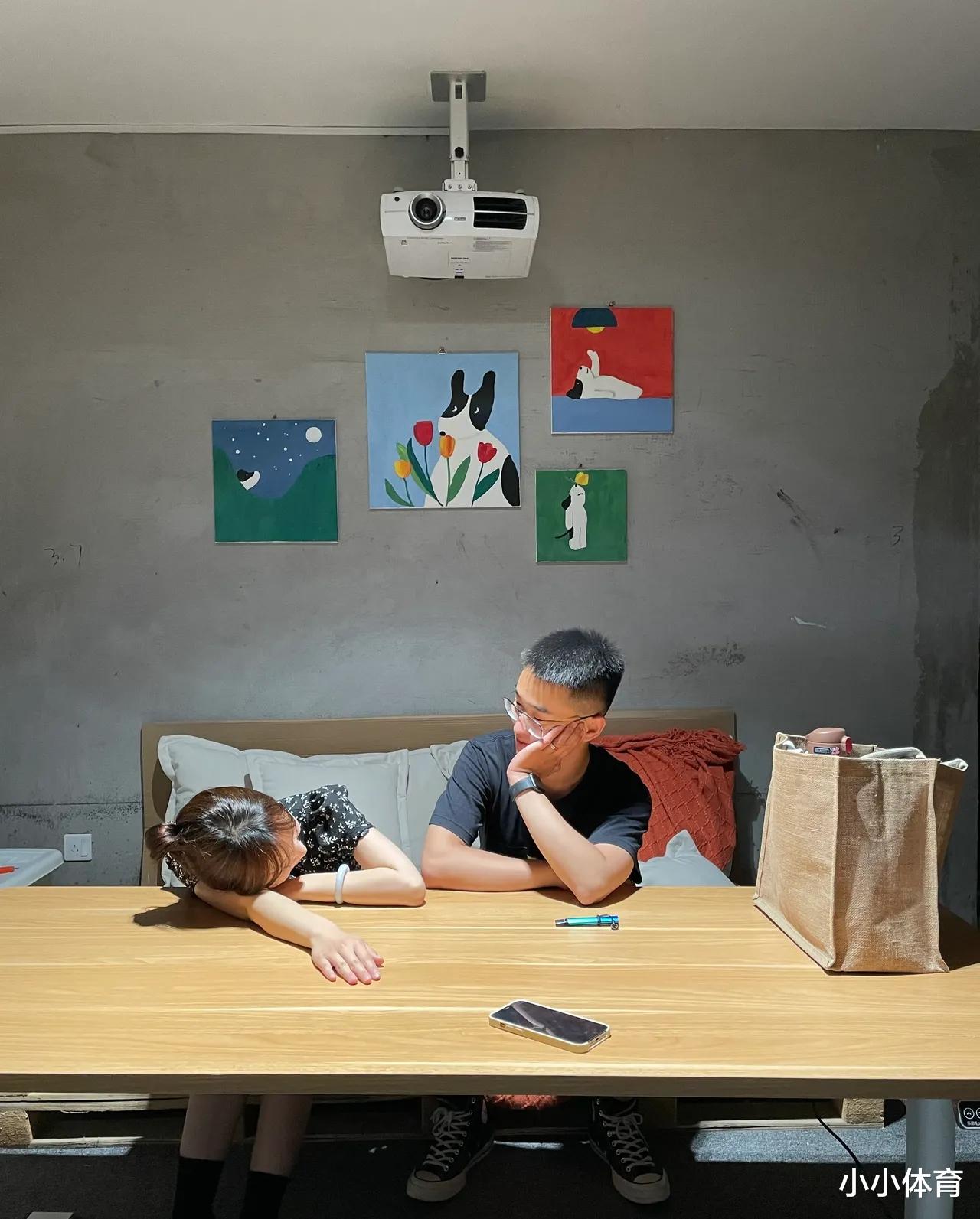 大家好,我们是最近上了热榜,毛坯房入住视频中的那对情侣