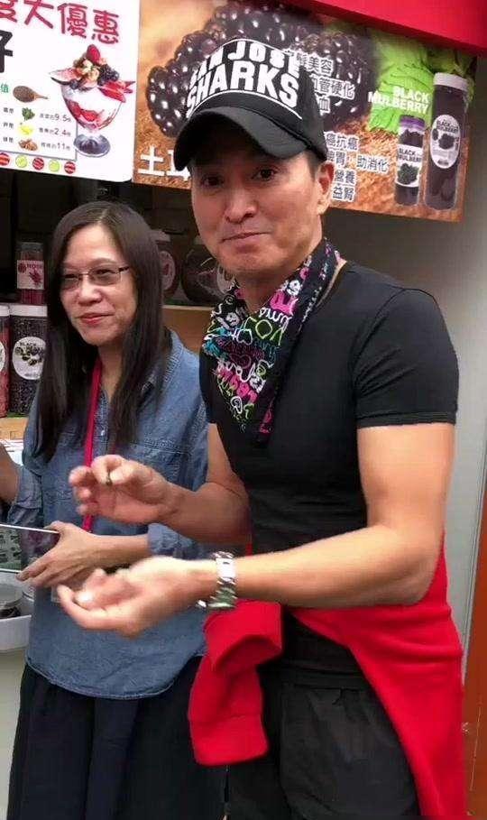 何家劲|62岁“展昭”何家劲：转行创业身价过亿，如今吃路边摊庆生