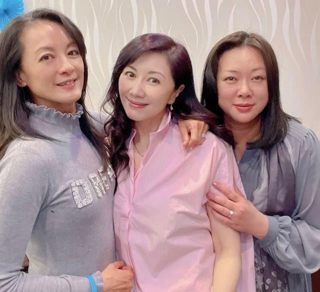 杨宝玲|不老港姐杨宝玲晒与老公15岁儿子合照,网友:看不出年过半百