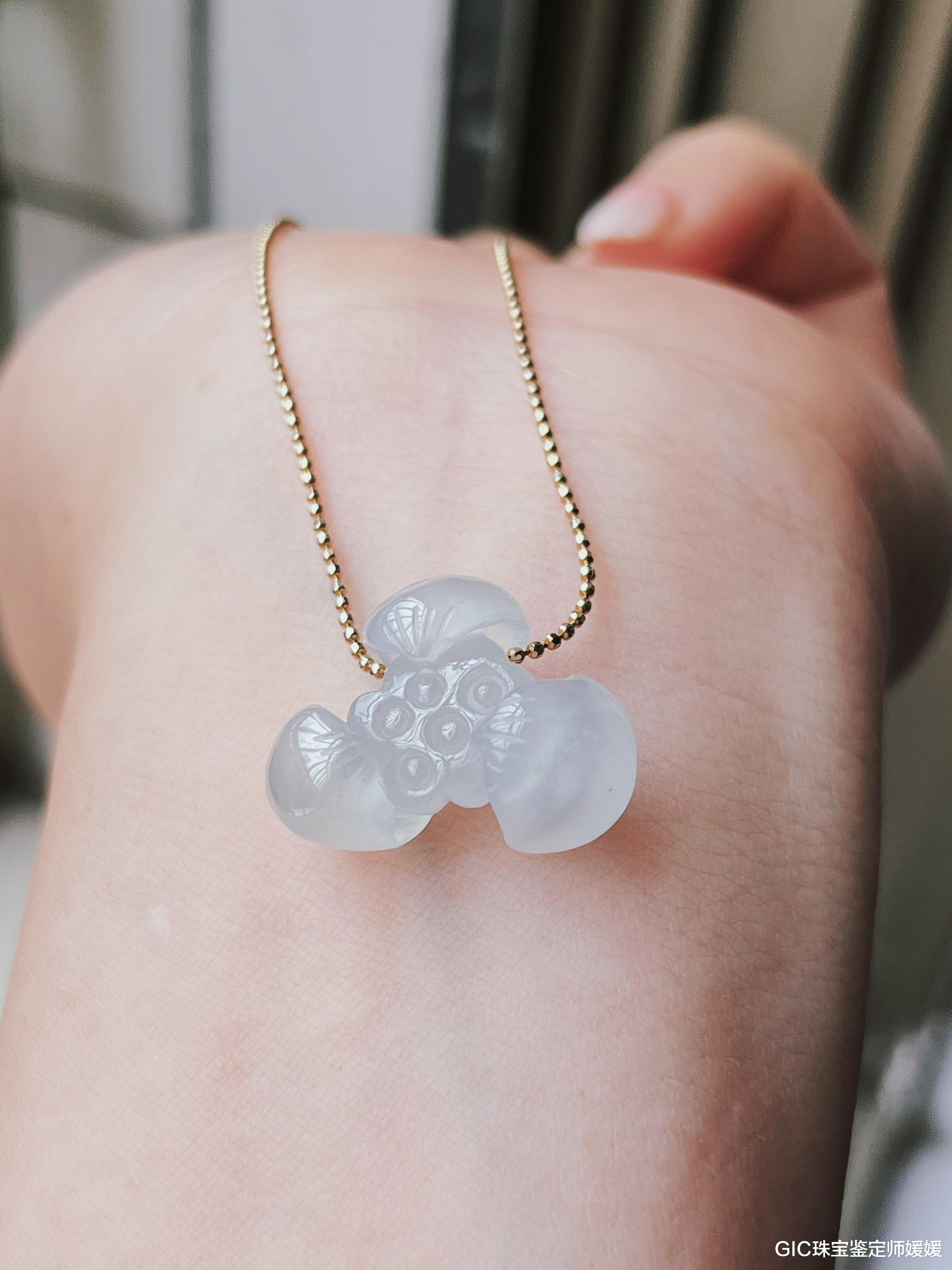 翡翠|这样的首饰在古代是君子佩戴的，用翡翠来雕刻别有韵味，一世静美