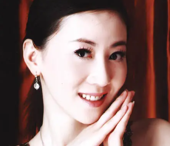 她因“人体模特”与丈夫离婚,被父亲冷战,今46岁孤身一人!