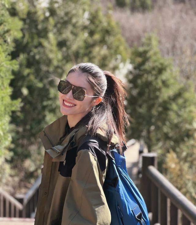 何穗|何穗晒多张登山照，疑似来自男友陈伟霆视角，一身装备过万