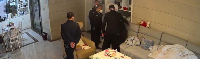 见过嚣张,没见过如此嚣张!仅仅是被质疑,干部就冲进业主家打人