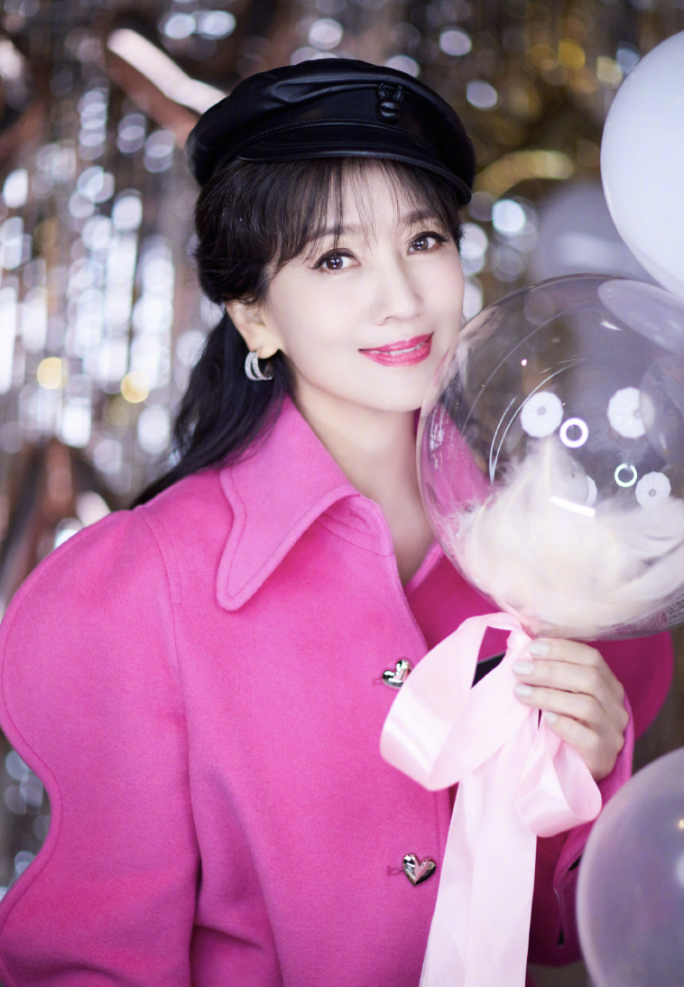 蔡少芬|赵雅芝晒69岁庆生照,被35岁小儿子亲吻脸颊,母子同框像姐弟