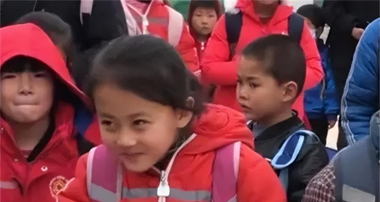 铁嘉欣:7岁女孩因一张笑脸走红,父母因此为她拒绝100万的签约