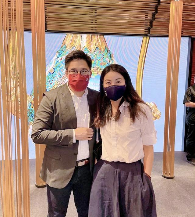 |霍启刚全家外出就餐,大女儿高清正脸首次曝光,灵动可爱像郭晶晶