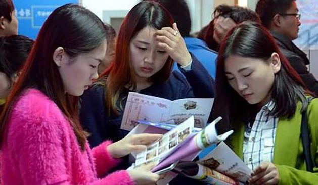 国企|?应届生比“往届生”更容易进国企，面试官给出答案，理由无力反驳