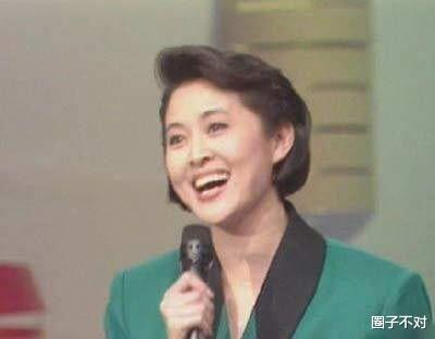 倪萍|倪萍：三婚两次失败，为救儿子给冯小刚下跪，46岁嫁导演终获幸福