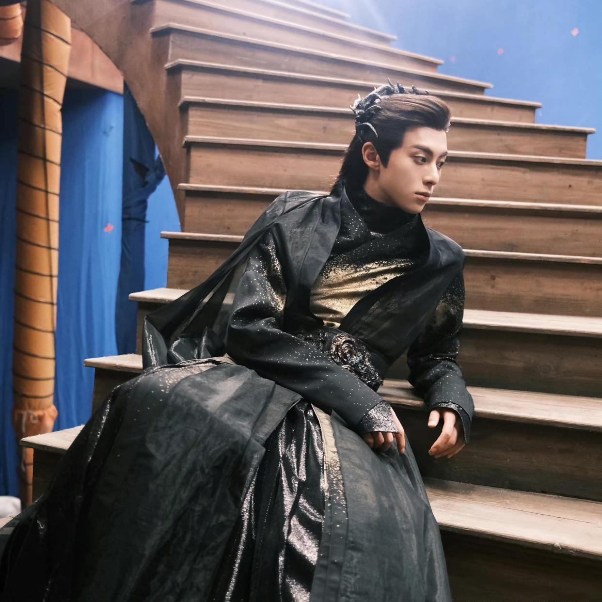 王鹤棣|网友偶遇王鹤棣回自家炸串店,性格接地气没架子,怼脸生图超抗打