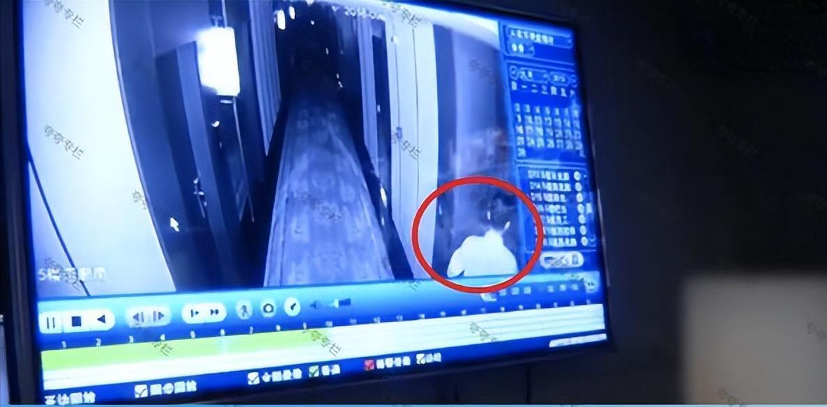 回顾男子喝酒到深夜,把醉酒未婚妻放酒店,男服务员两次悄悄进入
