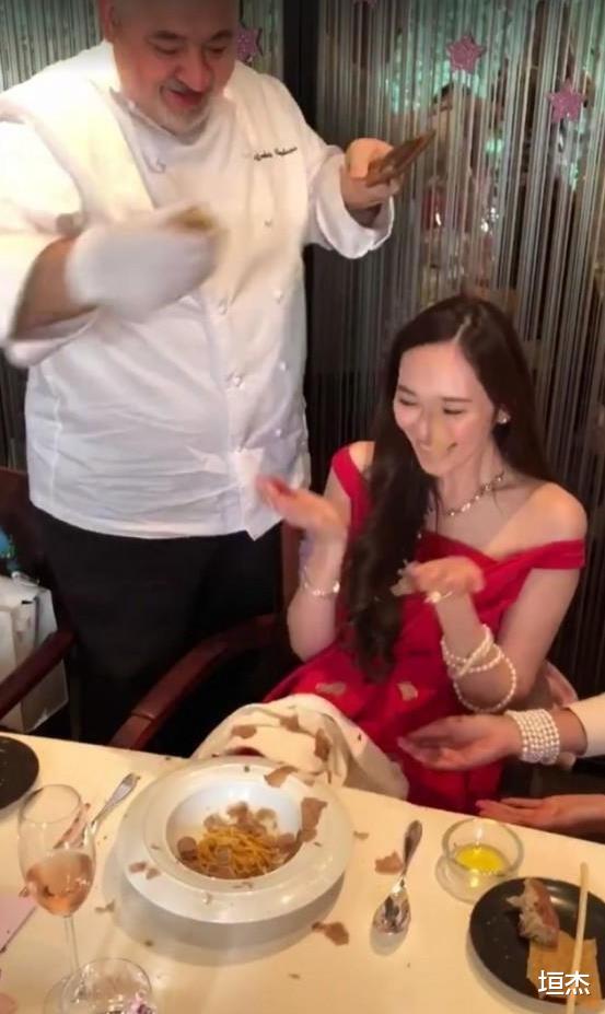 吴佩慈|白目芭比吴佩慈：说大S皮肤黑太可怜，评价小S是矮个跟侏儒