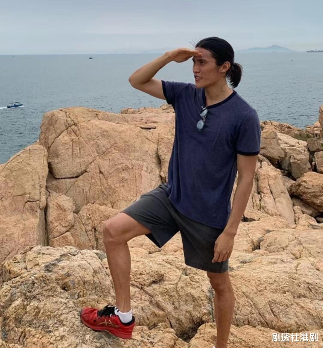 马德钟|骄傲！TVB知名男星携妻飞澳洲参加儿子毕业典礼，更晒多张合照庆祝