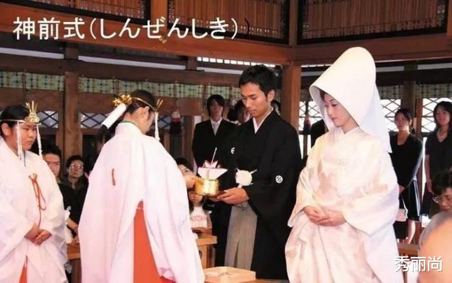 上海夫妻办日式婚礼,网友嘲笑像披麻戴孝,新娘:我不是中国人