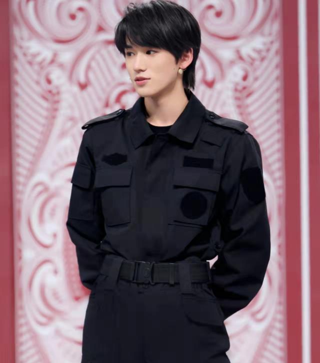 春晚|关晓彤王牌再现空姐造型：为了热度，玩梗“你叉叉”