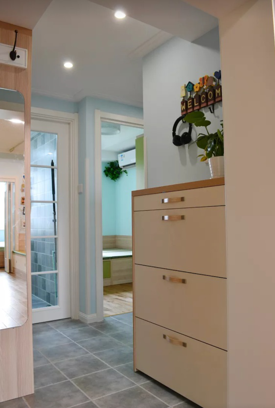 65㎡小宅,客厅设张床,沙发背后“加宽”0。5米!巧妙极了,聪明