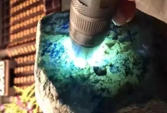 翡翠|一块看似普通的莫西沙翡翠原石,竟切出3条冰飘花手镯,美得让人窒息!