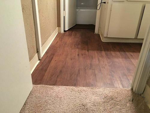 朋友家在瓷砖上直接铺贴木地板,效果看着还可以,但真的好吗?