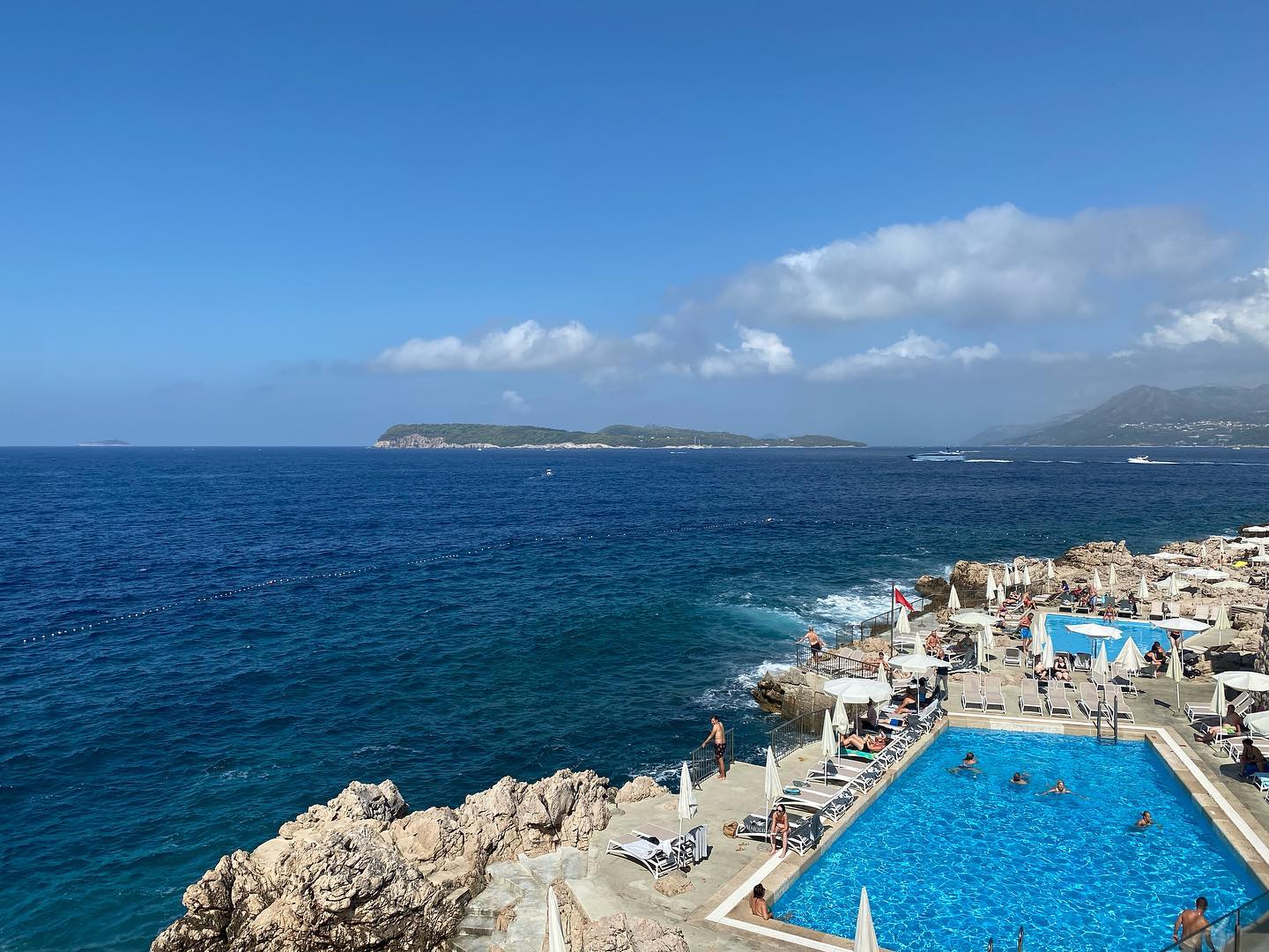 韦唯|众星过圣诞：李连杰女儿海边度假，秋瓷炫秀恩爱，唐鹤德令人泪目