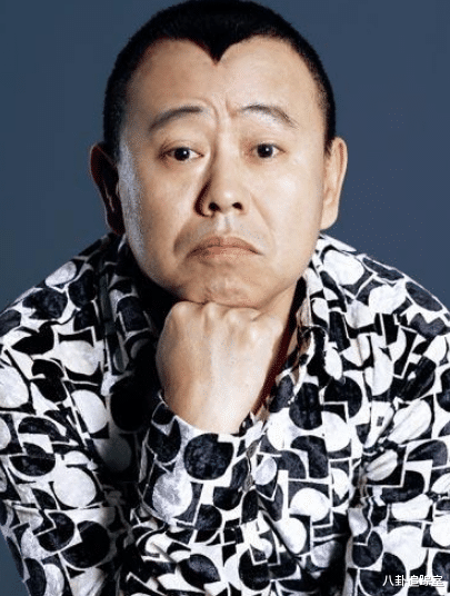 潘长江|65岁潘长江举止惹争议，打扮幼稚动作夸张，被指老不着调像低智儿