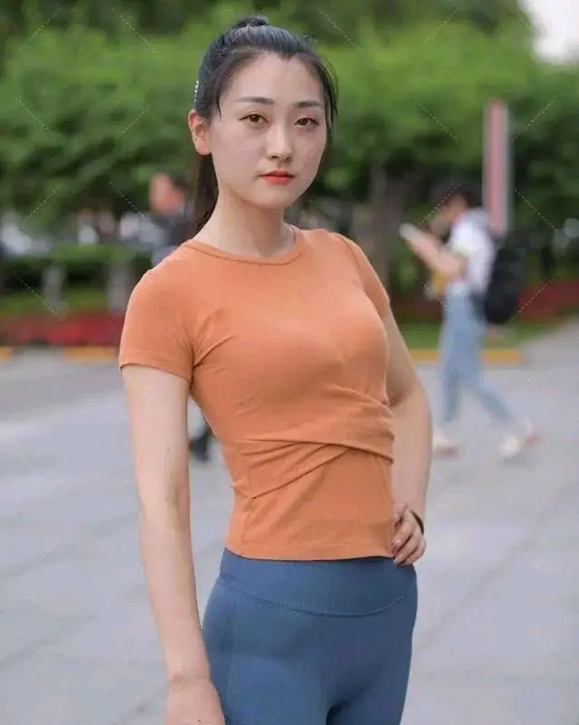 虽然紧身裤款式简单，可是色彩很丰富，海蓝色糖果绿和灰色都不错