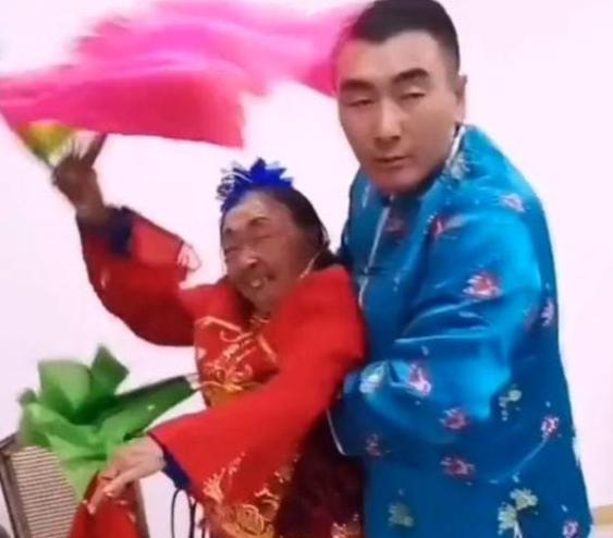 李玉成|马玉琴围着红肚兜直播,额前的头发疑似被拔光,在镜头前强颜欢笑