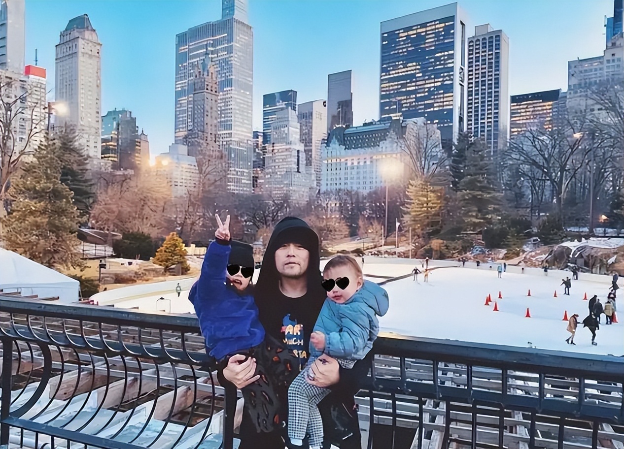 周杰伦|周杰伦带5岁儿子赏画，“密欧哥”长高不少，被赞是未来艺术家