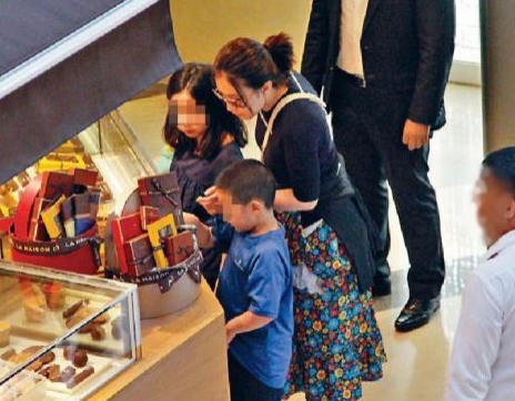 韩元|刘銮雄约吕丽君逛街后,甘比撇下他带仨儿女出国,是在生闷气吗?