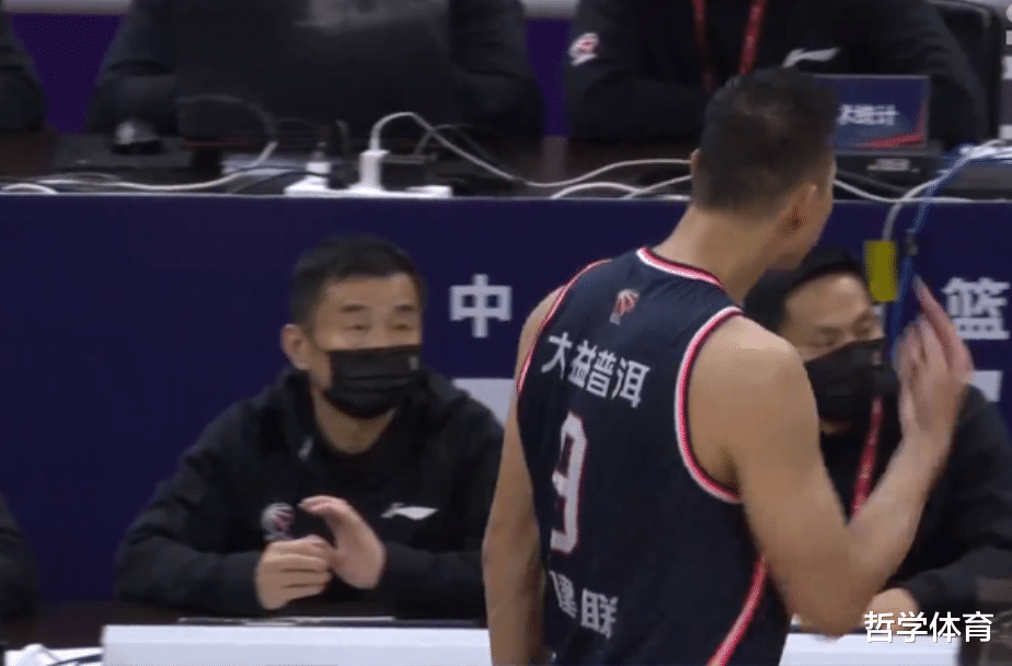 易建联|罕见！眉骨被打肿了不吹犯规，易建联怒砸篮球，大闹技术台