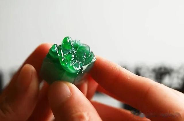 葫芦|一块小小后江翡翠原石如何取件做货,成品看着还不错