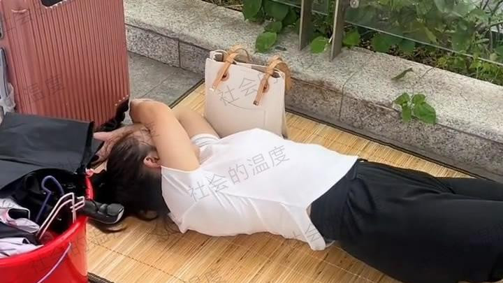 电子商务|?打工人真实写照：女生失业只能睡天桥，九块钱的时薪：进工厂没前途