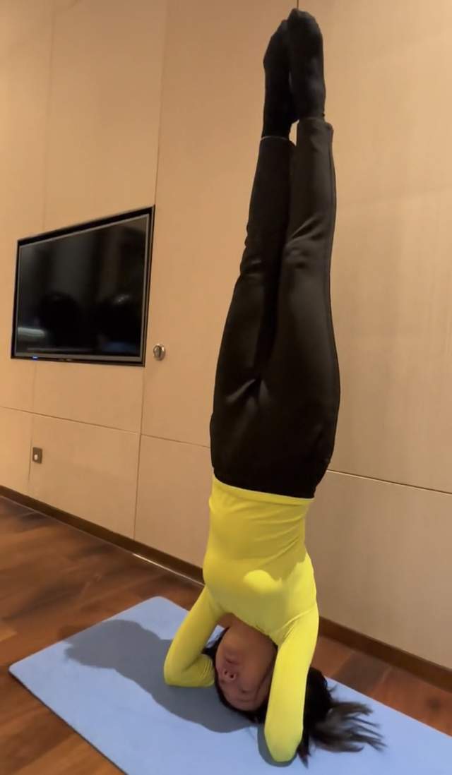 周群|49岁主持人周群晒豪宅内景,倒立不靠墙身体笔直,半空劈叉太轻松