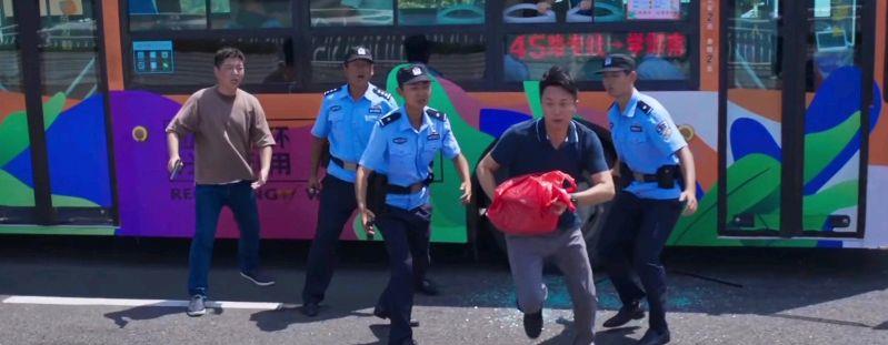 刘奕君|《开端》官方“剧透”:刘奕君饰演的老张徒手接过高压锅被炸伤