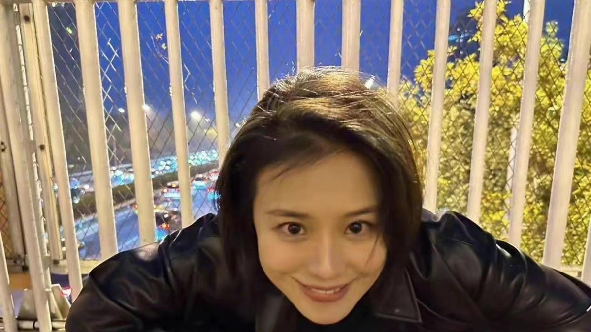 马思纯|马思纯身材暴瘦终于美回来了！穿皮衣天桥上吹风像拍电影，超惊艳