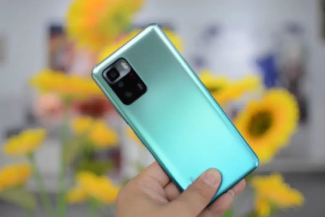 红米手机|手机选红米、iQOO还是realme？优缺点都非常明显，看完再也不纠结了！