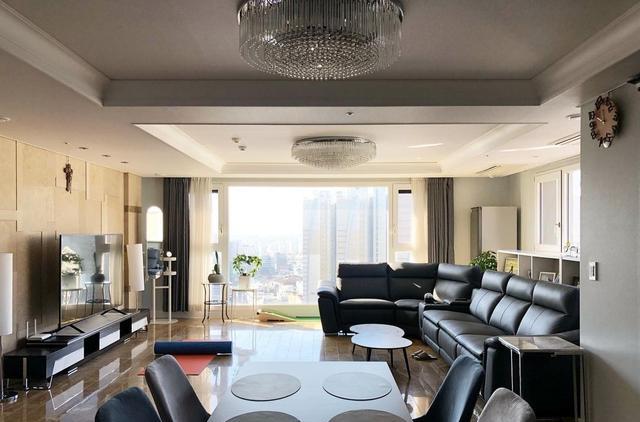 200大平层,得亏是顶楼,客餐厅装成暗黑系,显得又酷又高级!