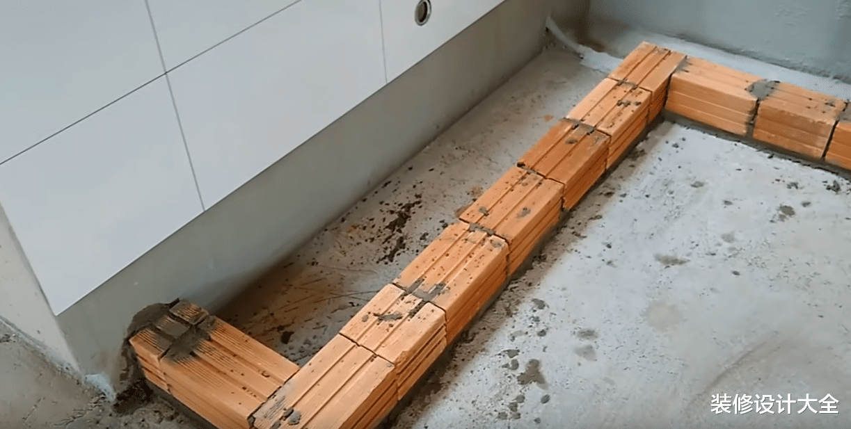 瓦工给橱柜加了一层底座,老婆极力反对,完工后老婆不敢吭声了!