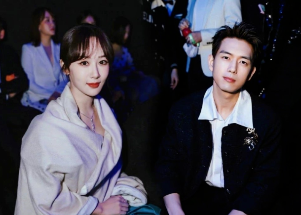 李现|杨紫被曝疑与李现低调恋爱，多个细节太过巧合，还使用情侣款手机壳