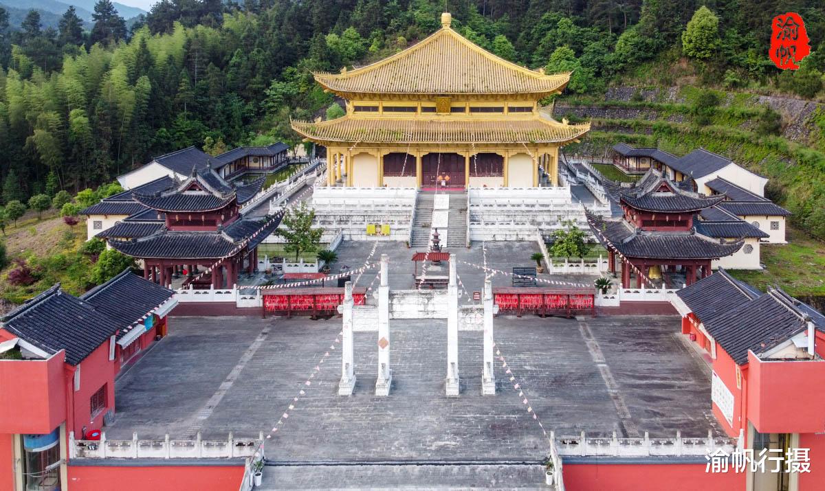 三亚|贵州梵净山下发现一座金殿，里面竟供奉着中国最大的金玉弥勒佛