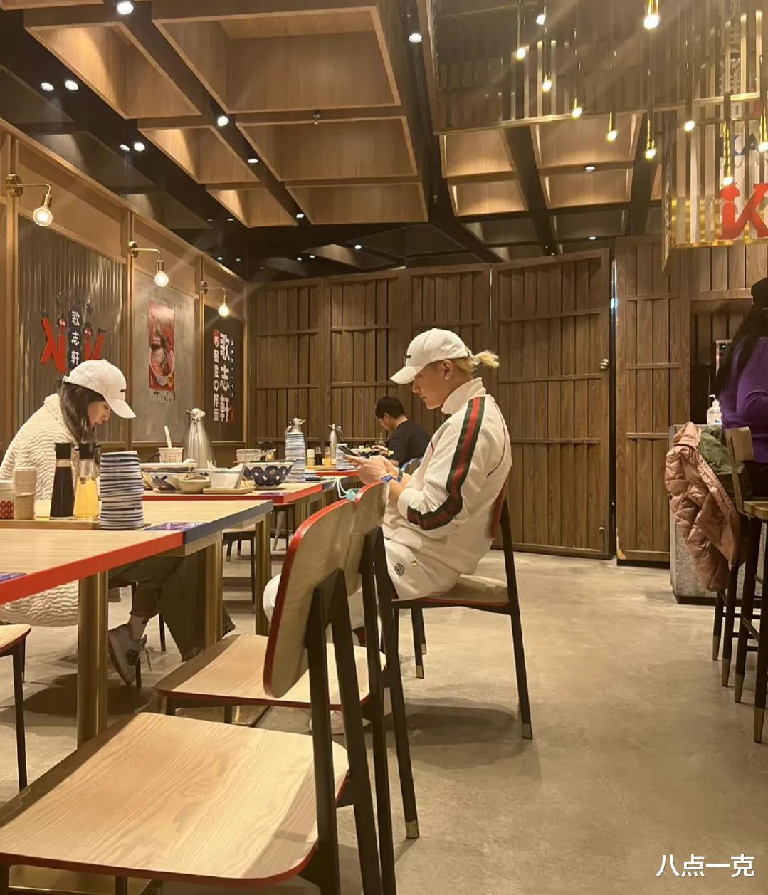 张艺兴|网友称归国四子成服装三巨头, “三缺衣”张艺兴成为最大赢家!