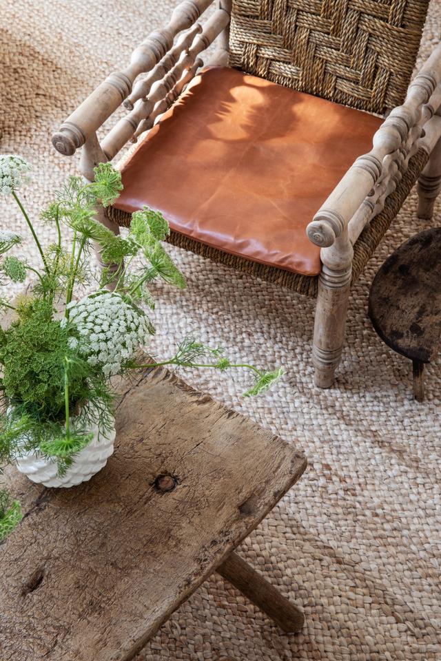 简单白色主调,辅以木质大理石元素,装出色彩统一和谐的加州住所