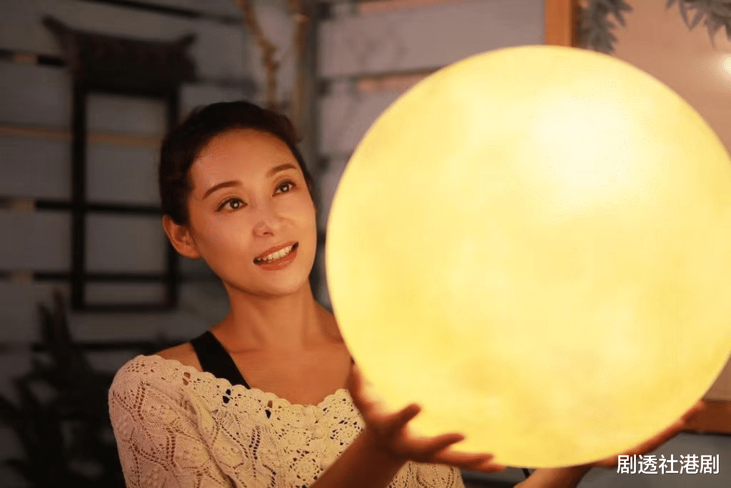 杨卓娜|TVB“御用寡妇”确诊缺席颁奖礼,获继女亲手炮制盐蒸橙子很甜心