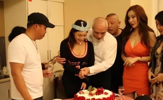 徐少强|徐少强：二婚娶小30岁妻子，60岁时当爹，如今70多依旧在拍戏养家